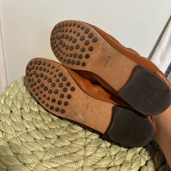 Tory Burch Ballet Bourbon Brown Leather Gold Logo Embellished Loafers - Picture 15 of 16